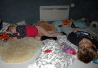 3 Kinder im Alkoven