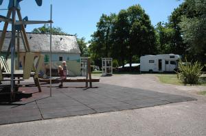 Blauer Himmel &uuml;ber dem Spielplatz!!