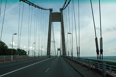 Für höhenängstliche Besucher fängt die Brücke netterweise erst kurz vor ihrer Mitte an, frei zu stehen  ;o)