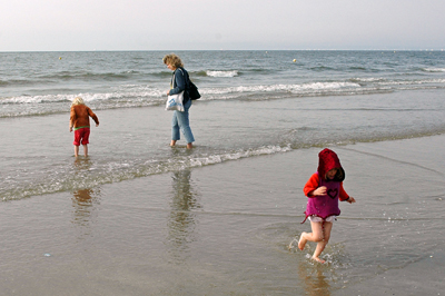 Strandspaziergang mit obligatorischem Wasserkältetest