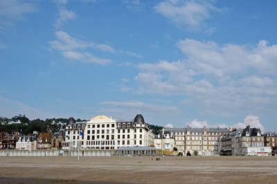 Strandpromenade von Trouville. Oder war's Deauville? *rätsel*