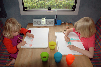 Die Kinder sind sooooo tapfer und besch&auml;ftigen sich drinnen.