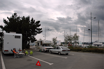 Neben dem Womo faulenzen ist okay  :o)