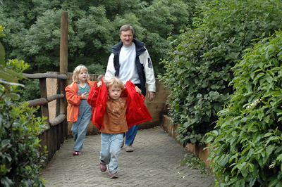 Die Kinder lassen Thierry nicht mehr aus den Augen
