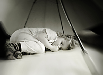 Meriel kuschelt sich m&uuml;de unter den Regenschirm